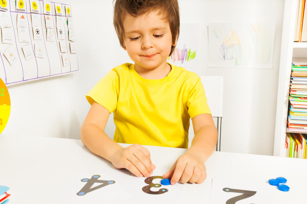 تصویر کودک در حال یادگیری اعداد ریاضی