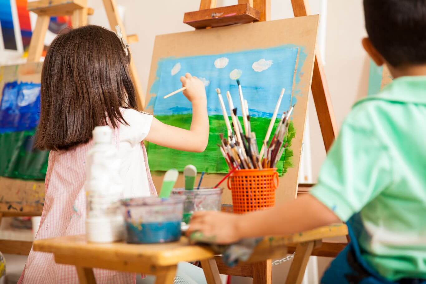 تصویری از کودک در حال نقاشی کردن