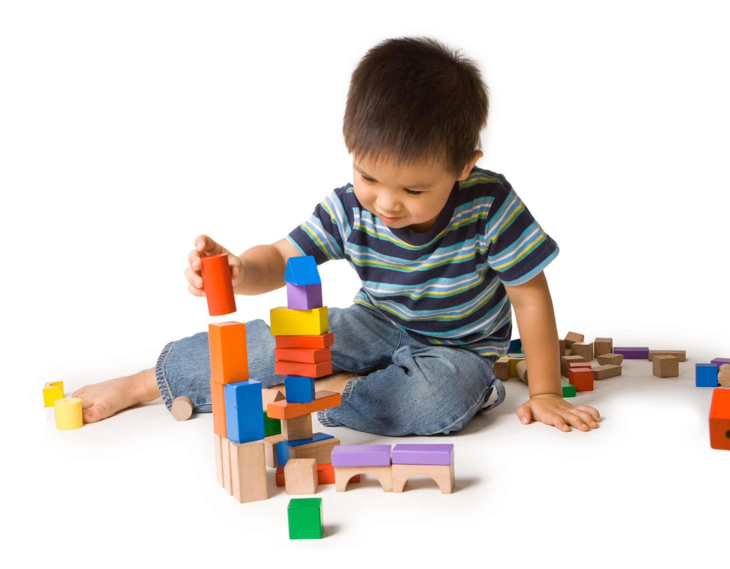 تصویر کودک در حال بازی با اسباب بازی برج تعادل