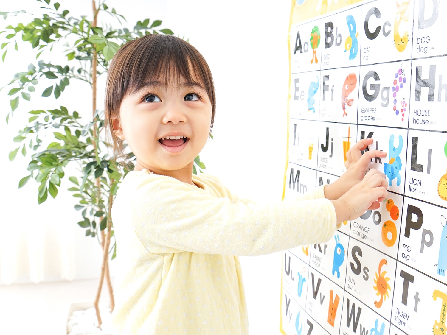 تصویر از کودک در حال یادگیری حروف الفبای فارسی و انگلیسی با بازی